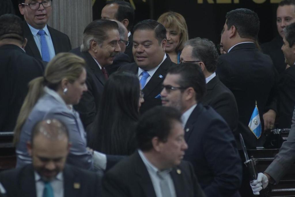 Magistrados del TSE saludan a varios diputados a su ingreso al Congreso por la celebración de la Independencia. Foto: La Hora / Fabricio Alonzo