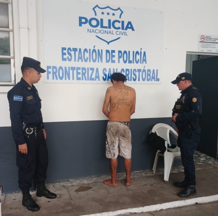 Capturan a presunto marero perteneciente a la clica Sureños en El Salvador.