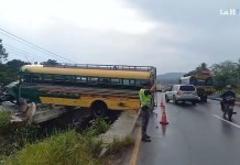 VIDEO: Bus extraurbano derrapa y casi cae al vacío; dos personas resultan heridas