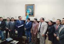 ¿Cuánto se contempla de aporte ordinario en el presupuesto 2026 para Codedes? El ministro de Finanzas, Jonathan Menkos, entrega el proyecto de presupuesto general 2026 a diputados. Foto: La Hora