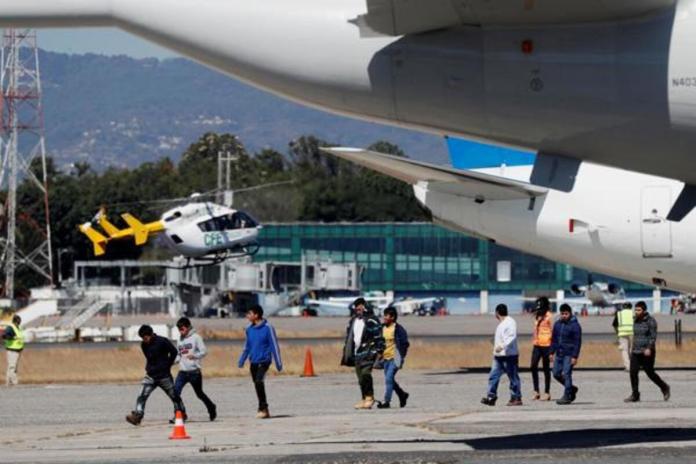 Migrantes guatemaltecos deportados bajan del avión que los trajo desde El Paso, Texas. Foto: La Hora: archivo EFE