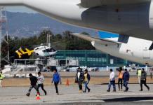 Migrantes guatemaltecos deportados bajan del avión que los trajo desde El Paso, Texas. Foto: La Hora: archivo EFE