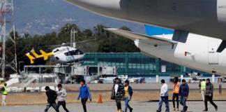 Migrantes guatemaltecos deportados bajan del avión que los trajo desde El Paso, Texas. Foto: La Hora: archivo EFE