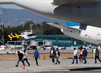 Migrantes guatemaltecos deportados bajan del avión que los trajo desde El Paso, Texas. Foto: La Hora: archivo EFE
