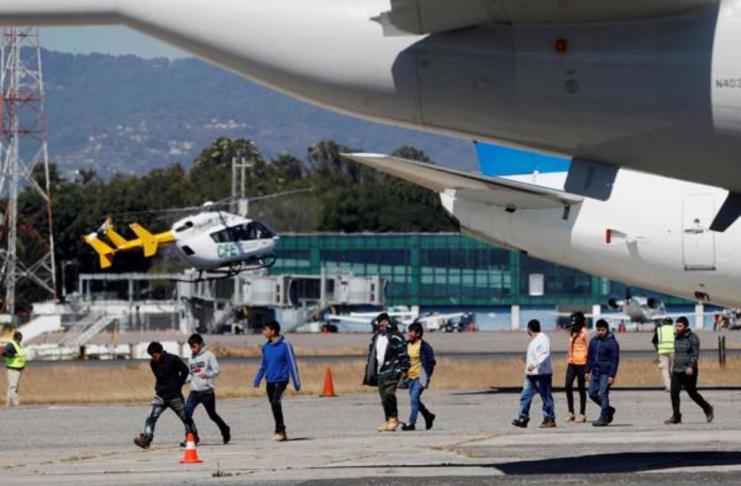 Migrantes guatemaltecos deportados bajan del avión que los trajo desde El Paso, Texas. Foto: La Hora: archivo EFE