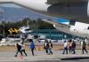 Migrantes guatemaltecos deportados bajan del avión que los trajo desde El Paso, Texas. Foto: La Hora: archivo EFE