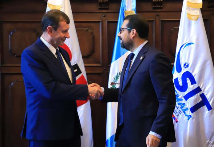 El Ministerio de Educación y la Superintendencia de Telecomunicaciones firmaron un convenio para llevar conectividad a estudiantes
