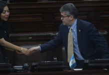 El ministro de Salud, Joaquín Barnoya, saluda a varios diputados previo a retomar la interpelación. Foto: La Hora / Fabricio Alonzo