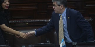 El ministro de Salud, Joaquín Barnoya, saluda a varios diputados previo a retomar la interpelación. Foto: La Hora / Fabricio Alonzo