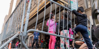 Fotografía de archivo que muestra niños inmigrantes afuera del refugio del Hotel Roosevelt en Manhattan Nueva York (EE.UU.). EFE/Angel Colmenares