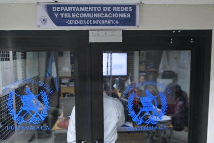 Uno de los departamentos de la Gerencia de Informática, ubicado en el sótano del edificio de Torre de Tribunales. Foto La Hora: Fabricio Alonzo.