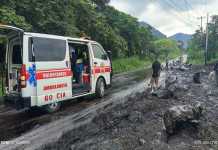 Socorristas atendieron a un piloto en Palín, Escuintla, que cayó en un barranco. Foto: Bomberos Voluntarios