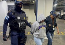 Alias «La Estilista», presunta pandillera MS-13, es capturada en zona 2 con un arma en bolsa de regalo