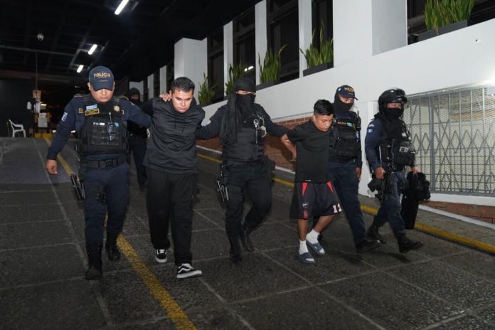 Los dos hombres presuntos pandilleros de El Gallito son ingresados a Tribunales. Foto: PNC