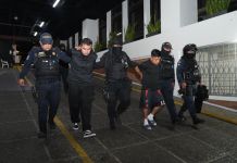Detienen a presuntos integrantes de la Mara Salvatrucha en el Gallito y les decomisan subametralladora Los dos hombres presuntos pandilleros de El Gallito son ingresados a Tribunales. Foto: PNC