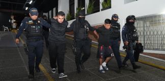 Los dos hombres presuntos pandilleros de El Gallito son ingresados a Tribunales. Foto: PNC