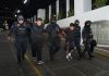 Los dos hombres presuntos pandilleros de El Gallito son ingresados a Tribunales. Foto: PNC