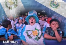 De la ilusión a la tristeza: así vivió la afición la derrota Guatemala vs. El Salvador en la Plaza de la Constitución Guatemala vs. El Salvador