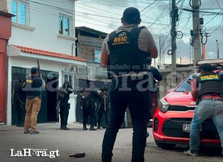 Tras designación terrorista, mareros se enfrentan con PNC La Policía Nacional Civil (PNC) se enfrentó a un grupo de presuntos pandilleros en el Barrio El Gallito, zona 3. Foto La Hora: Daniel Ramírez