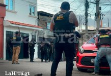 Tras designación terrorista, mareros se enfrentan con PNC La Policía Nacional Civil (PNC) se enfrentó a un grupo de presuntos pandilleros en el Barrio El Gallito, zona 3. Foto La Hora: Daniel Ramírez