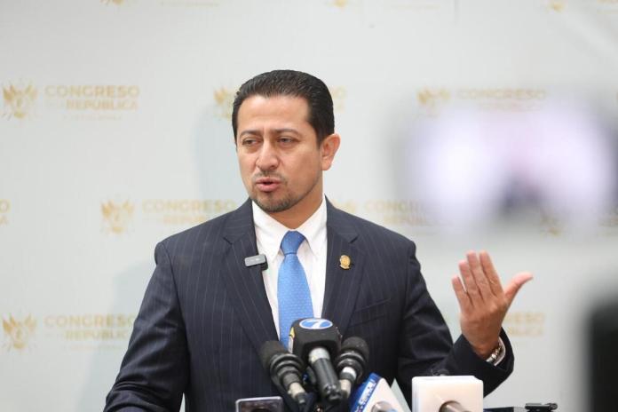 El presidente del organismo Legislativo, Nery Ramos, responde por información relacionada a la creación de salas de Apelaciones. Foto: Congreso de la República
