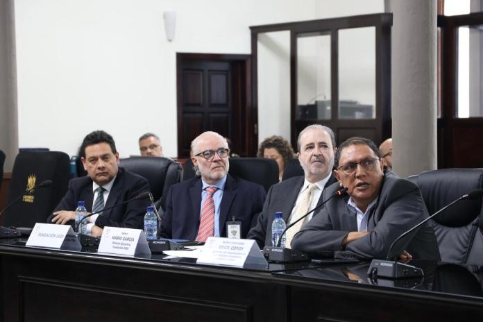 Economistas de Asies, Fundación 2020 e Icefi acudieron a la reunión con la comisión legislativa de Finanzas. Foto: Congreso de la República
