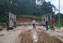 Reportan más de 30 puentes y 800 carreteras afectadas durante temporada de lluvia Personal del Ministerio de Comunicaciones trabaja en distintos puentes en el país. Foto: Ministerio de Comunicaciones