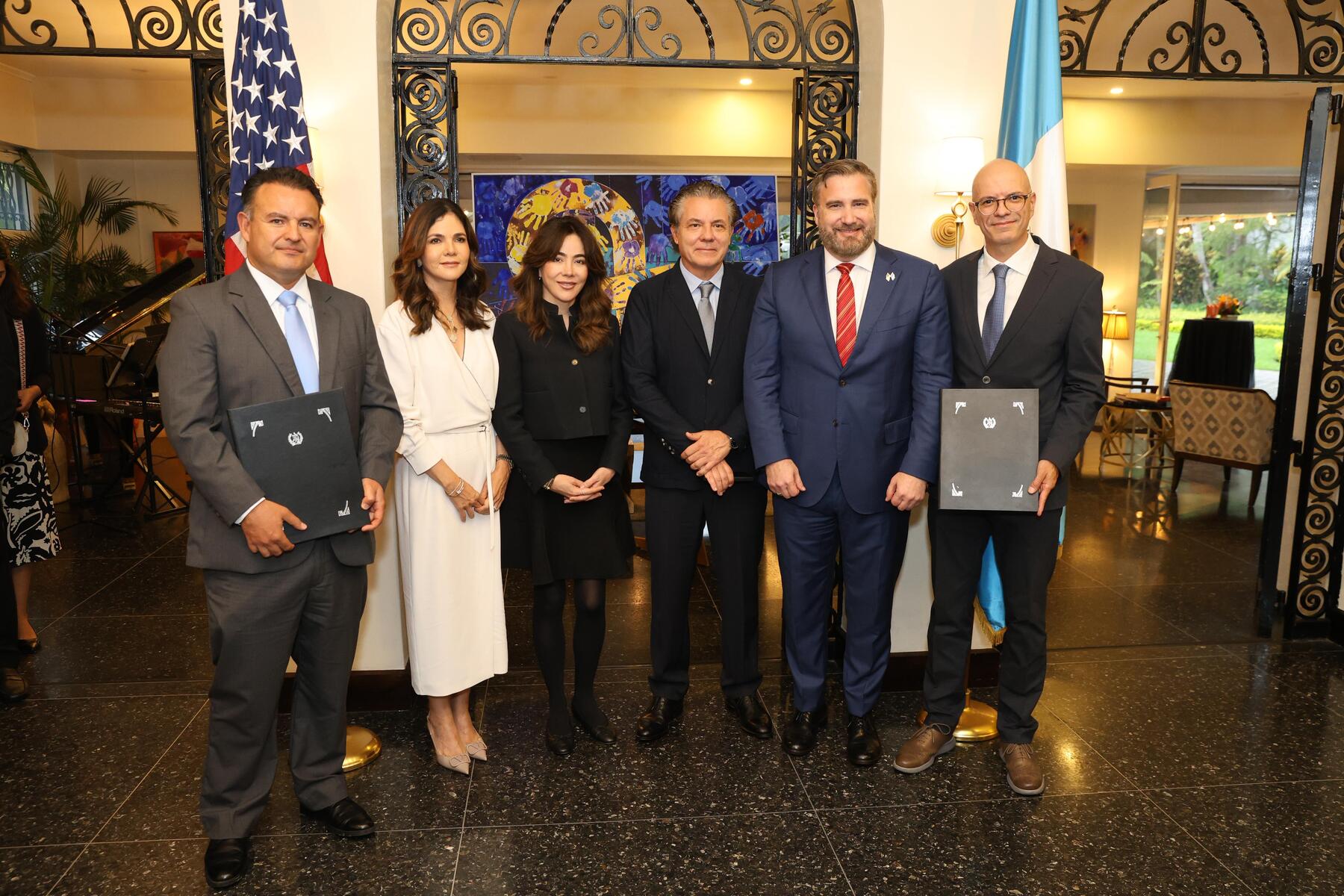 De derecha a izquierda:EO de Grupo Onyx y Presidente de la Fundación Mario López Estrada; Tobin Bradley, Embajador de Estados Unidos en Gutemala; Mario López;Gabriela López; Mariana López; Álvaro Herrera, Presidente de la Junta Directiva de Hábitat. Foto: Cortesía de Fundación Mario López Estrada. 