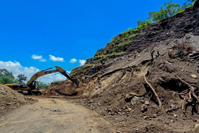 Trabajos de remoción de derrumbe en Santa María de Jesús, Sacatepéquez. Foto La Hora: CIV