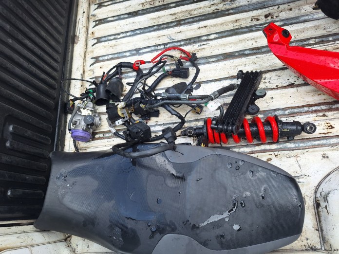 Capturan a dos hombres por vender piezas de una moto robada en la plataforma de Marketplace.