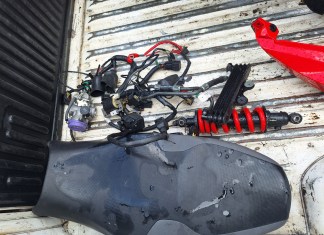 Capturan a dos hombres por vender piezas de una moto robada en la plataforma de Marketplace.