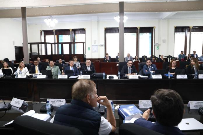 El jefe de la SAT, Werner Ovalle, y sus intendentes acudieron a presentar la meta de recaudación fiscal 2025 y 2026, durante el análisis del proyecto de presupuesto 2026. Foto: Congreso de la República