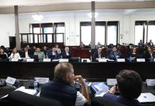 El jefe de la SAT, Werner Ovalle, y sus intendentes acudieron a presentar la meta de recaudación fiscal 2025 y 2026, durante el análisis del proyecto de presupuesto 2026. Foto: Congreso de la República