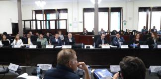 El jefe de la SAT, Werner Ovalle, y sus intendentes acudieron a presentar la meta de recaudación fiscal 2025 y 2026, durante el análisis del proyecto de presupuesto 2026. Foto: Congreso de la República