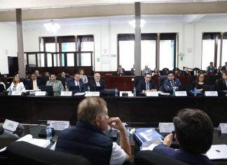 El jefe de la SAT, Werner Ovalle, y sus intendentes acudieron a presentar la meta de recaudación fiscal 2025 y 2026, durante el análisis del proyecto de presupuesto 2026. Foto: Congreso de la República