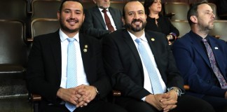 Los secretarios de la Corte Suprema de Justicia, Emanuel Moina Castañeda (izquierda) y Sergio Ayala Acevedo (derecha) acompañaron a algunos magistrados a la sesión solemne. Foto: Corte Suprema de Justicia