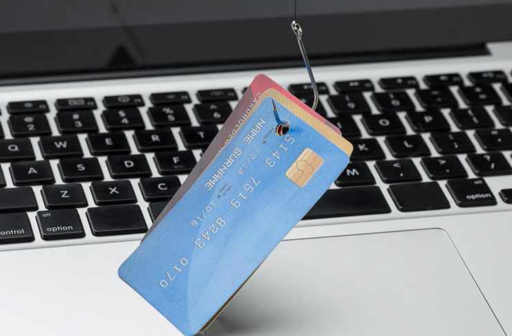 Iniciativa de ley propone tipificar el delito de estafa financiera digital e imponer multas Las estafas digitales son cada vez más frecuentes. Existen diferentes modalidades en las que los ciberdelicuentes buscan obtener información personal. Foto: La Hora.