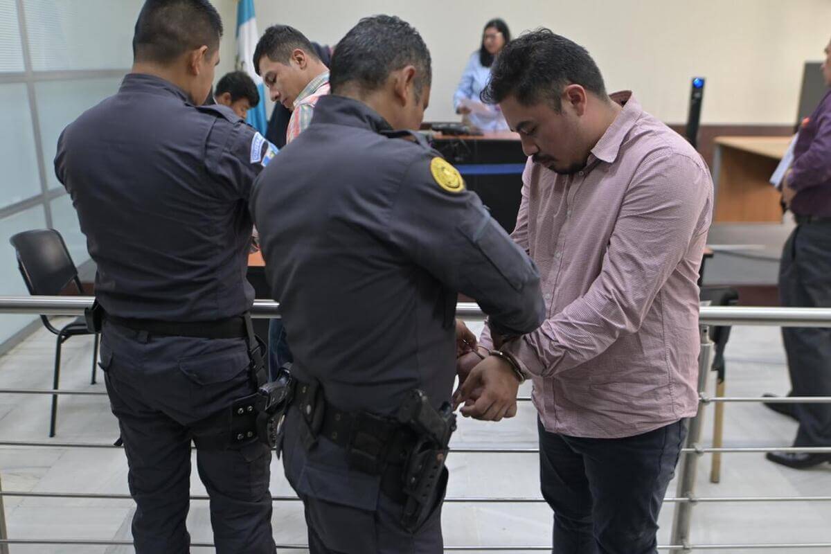 Supuestos sicarios vinculados a muerte de agente en Avenida Elena esperan primera declaración