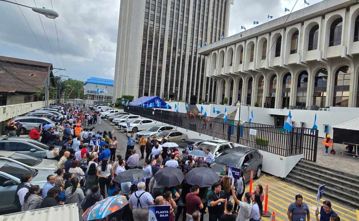 OJ estima que realizó la evacuación de 2500 trabajadores entre ambos edificios. Foto La Hora: Sergio Osegueda