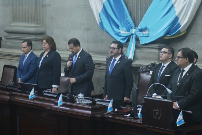 El presidente del Congreso, Nery Ramos, y la magistrada de la CSJ, Flor de María García Villatoro, participan en la sesión solemne por el 204 aniversario de la Independencia. Foto: La Hora / Fabricio Alonzo
