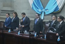 El presidente del Congreso, Nery Ramos, y la magistrada de la CSJ, Flor de María García Villatoro, participan en la sesión solemne por el 204 aniversario de la Independencia. Foto: La Hora / Fabricio Alonzo