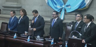 El presidente del Congreso, Nery Ramos, y la magistrada de la CSJ, Flor de María García Villatoro, participan en la sesión solemne por el 204 aniversario de la Independencia. Foto: La Hora / Fabricio Alonzo