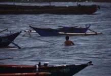 Un pescador filipino asegura un barco de madera en Manila, Filipinas, el 22 de septiembre de 2025. Foto: La Hora. EFE