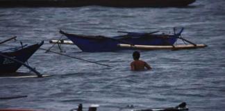 Un pescador filipino asegura un barco de madera en Manila, Filipinas, el 22 de septiembre de 2025. Foto: La Hora. EFE