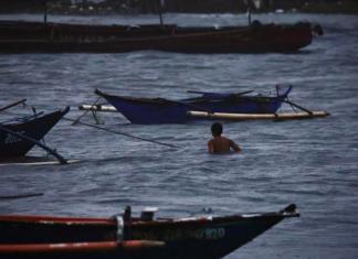 Un pescador filipino asegura un barco de madera en Manila, Filipinas, el 22 de septiembre de 2025. Foto: La Hora. EFE