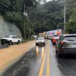 Fuertes lluvias provocan tráfico en Carretera a El Salvador.