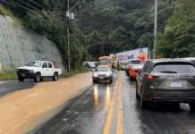 Fuertes lluvias provocan tráfico en Carretera a El Salvador.