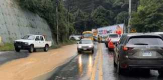 Fuertes lluvias provocan tráfico en Carretera a El Salvador.
