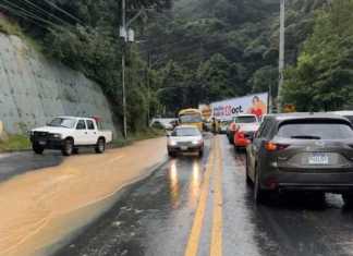 Tráfico colapsado en CAES: esto explica la PMT de Santa Catarina Pinula Fuertes lluvias provocan tráfico en Carretera a El Salvador.