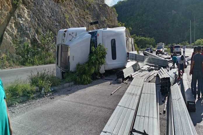 Bomberos Municipales Departamentales atendieron la emergencia donde un tráiler volcó en jurisdicción de Guastatoya, El Progeso. Foto: Bomberos Departamentales Municipales